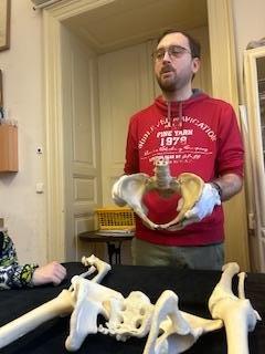 Exkurze do Hrdličkova muzea a návštěva programu Sběratelé kostí